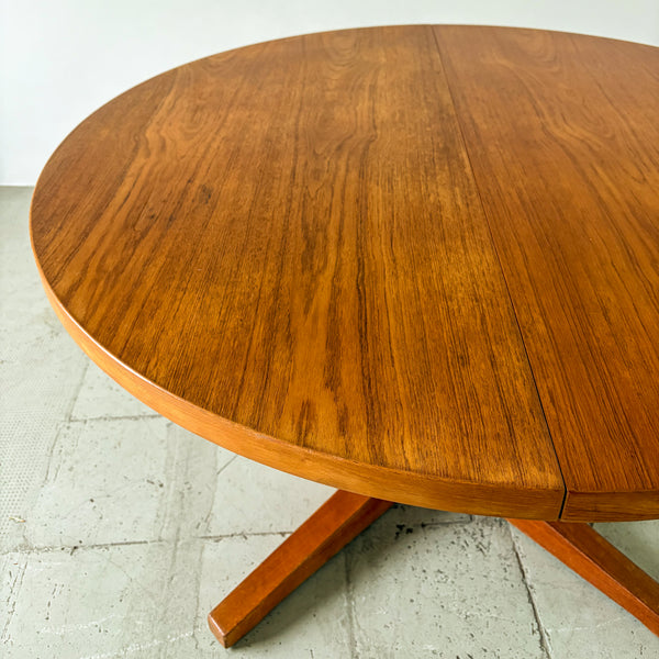 Silkeborg Round Teak Dining Table with Extensions