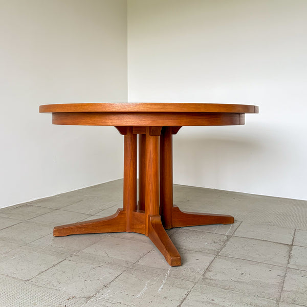 Silkeborg Round Teak Dining Table with Extensions