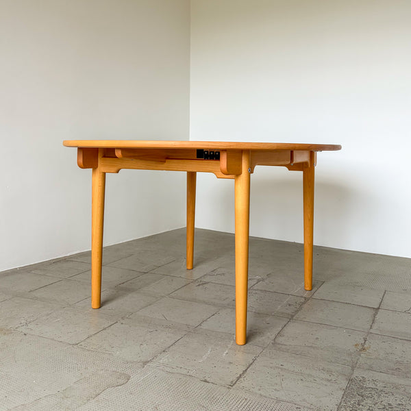 Hans Wegner for Carl Hansen CH337 Dining Table in oiled beech wood