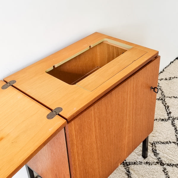 § Small Console / Sewing Machine Cabinet