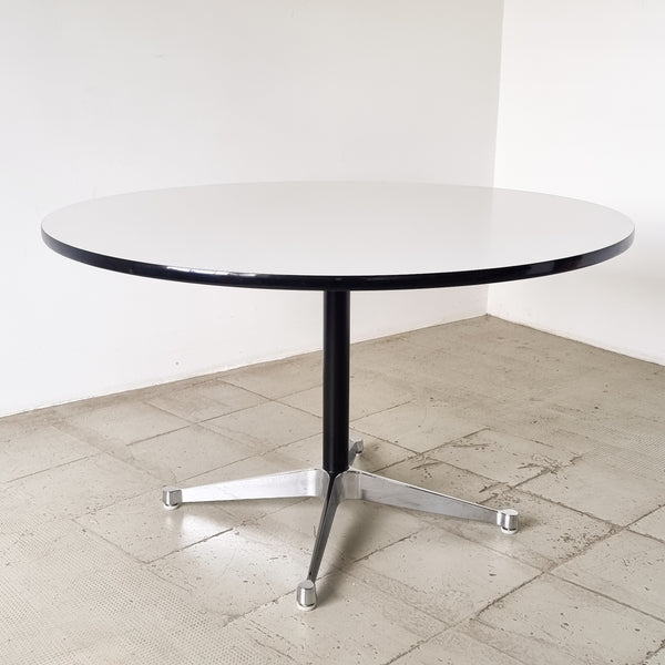 § Eames Round Laminate Dining Table