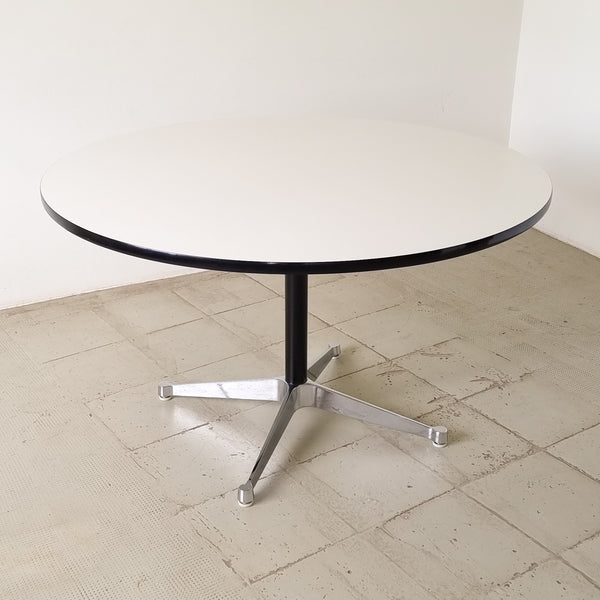 § Eames Round Laminate Dining Table