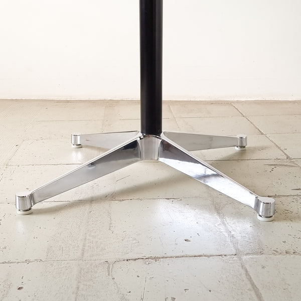 § Eames Round Laminate Dining Table