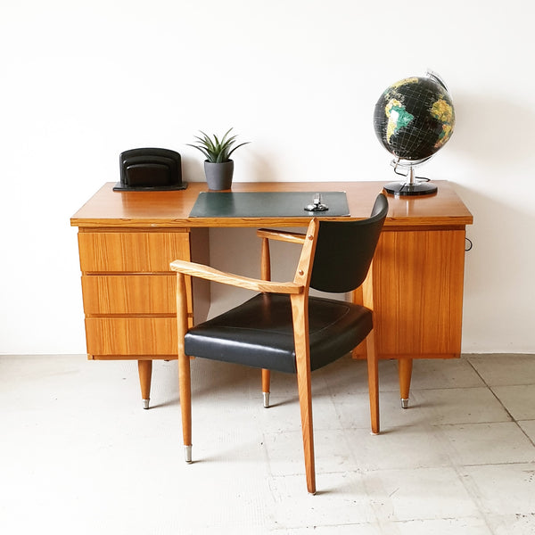 § Retro desk + chair  (Tom)