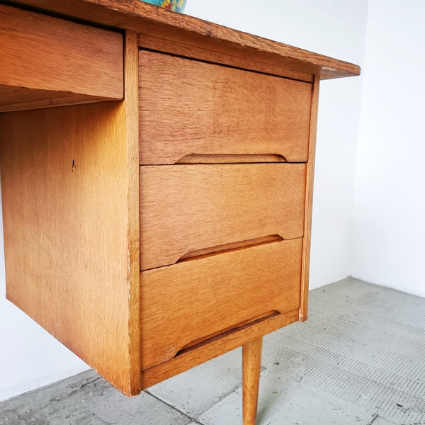 §Small Scandinavian Style Desk