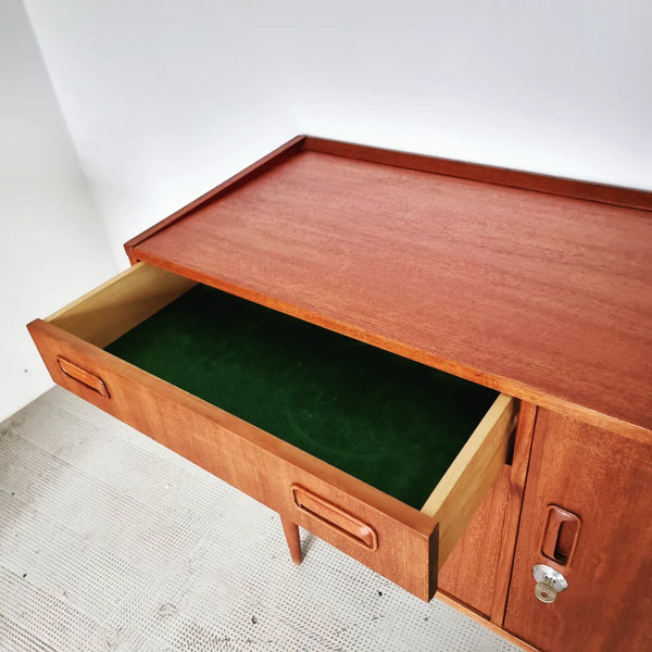§ Small Mid-century Sideboard Musterring