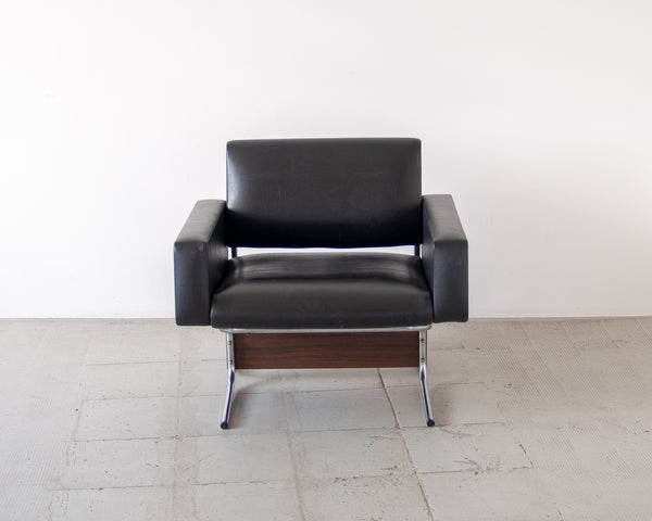 § Black & Chrome Vinyl 70's Club Chairs
